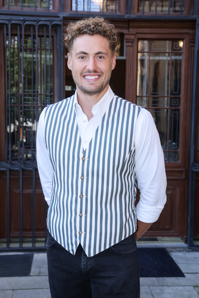 Vojta Urban připomínal v černo-bílé pruhované vestičce literárního hrdinu Saturnina.