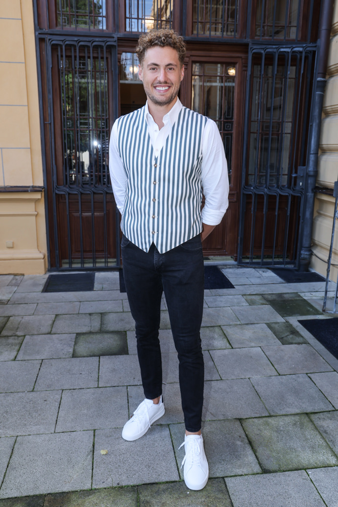 Muž roku 2019 Vojta Urban znovu vynesl do společnosti černo-bílou proužkovanou vestu doplněnou o bílou košili a bílé tenisky. 
