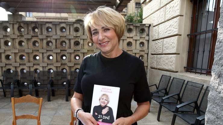 Adriana Krnáčová se svou knihou.