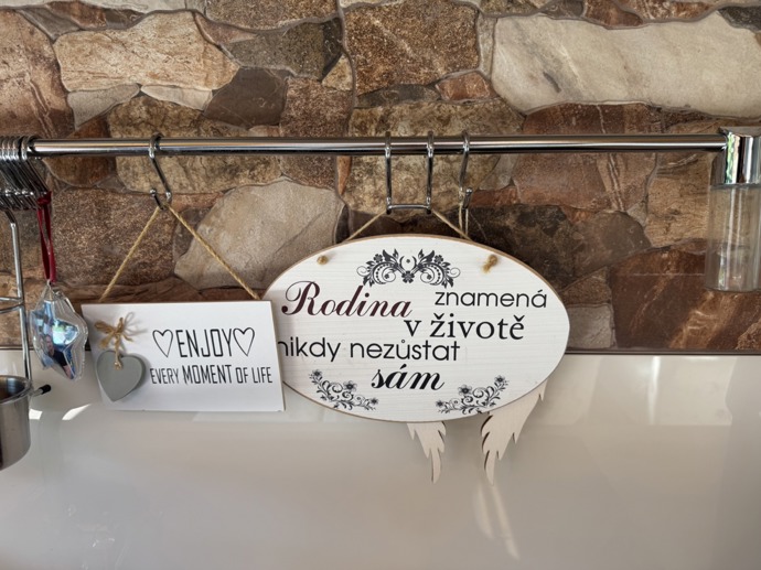 Detaily z letní kuchyně Limberských. 