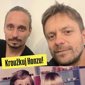 Jiří Mádl sdílel fotky se svým bratrem, který kandiduje za STAN. 