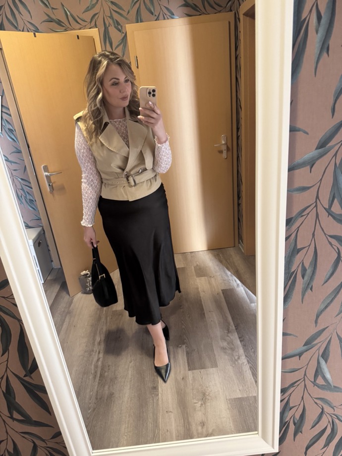 A závěrem fotka, na níž jsem nakombinovala některé koupené kousky s těmi, které už mám doma. Krásně si rozumí například s mou černou saténovou sukní, která už dosluhuje. Bohužel je z mnohem horšího materiálu, než jsem nyní koupila hnědou, a nehezky se trhá. 