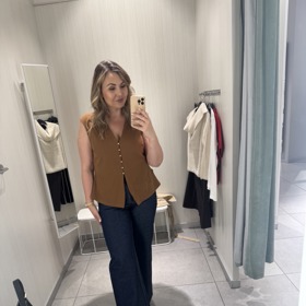 Prvním vybraným kouskem byly tmavomodré džíny. Vestička v trendy hnědé ovšem jako vršek neobstála.