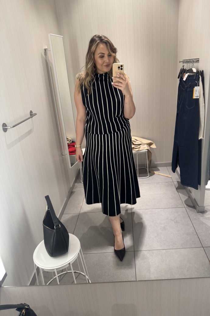 Jediné šaty, které zaujaly na ramínku, ale zklamaly na těle. S plus size postavou je to někdy sázka do loterie, u šatů by bylo mnohem hezčí, kdyby sukně začínala už v pase a prošití nebylo tak nízko. 