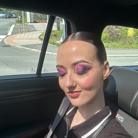 Vizážistka pracovala hlavně na očích, které zvýraznila pomocí různých stínů včetně těch třpytivých, které krásně zářily na světle. Samozřejmostí byly i oční linky, nalepovací řasy, upravené obočí a tvářenka. 