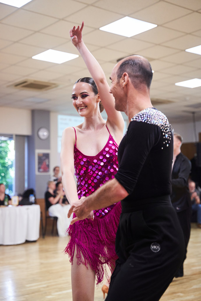 Módní redaktorka se do světa tanečních soutěží dostala díky kategorii Pro-Am, která je inspirovaná tanečními soutěžemi jako je StarDance. Jako amatér v ní tančíte s profesionálem, který je vaším trenérem i tanečním partnerem v jednom. Tanečním průvodcem redaktorky Moniky je Jan Havíř z Taneční školy Maestro.
