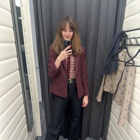 Módní redaktorka Lifee se vydala do obchodů a některé kousky si vyzkoušela. Do oka jí padlo třeba sako v trendy vínovém odstínu