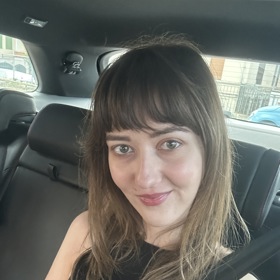 V běžném pracovním dni módní redaktorka Lifee Monika nosí zpravidla rozpuštěné vlasy, ofinu a s líčením to v každodenním životě příliš nepřehání.