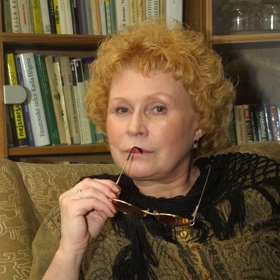 Herečka Jana Andresíková vystudovala nejdříve pedagogiku, až potom se vrhla na herectví. Věnovala se i dabingu. Jejím hlasem k nám promlouvala ve filmu Sestra v akci hvězda Whoopi Goldbergová.