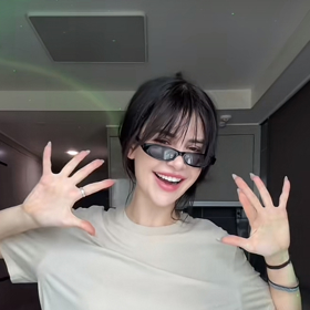 Dominique Alagia se začala stylizovat do Asiatky. 