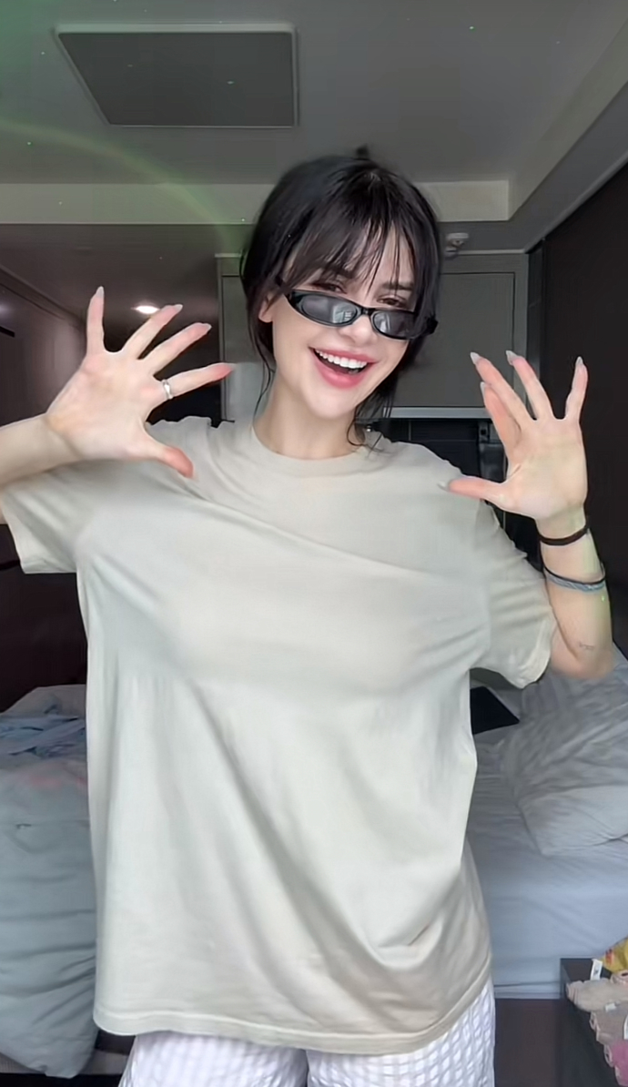 Dominique Alagia se začala stylizovat do Asiatky. 