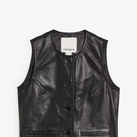 Vestu z jehněčí kůže napa v černé verzi prodává Bonprix za 2479 Kč.