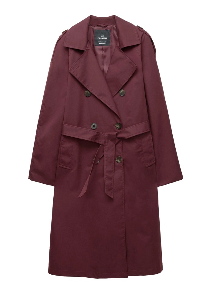 Outfit s formálnějším nádechem, který ale pořád zůstává ležérní, můžete doplnit oversize sakem nebo trenčkotem. Tento šik vínový kousek má v nabídce značka Pull&Bear za 1199 Kč.