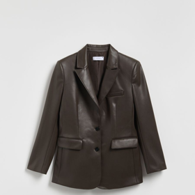 Projmutější sako z umělé kůže pak pořídíte třeba u Reserved za 1399 Kč. Zkusit ale můžete i jiné barevné varianty jako je třeba vínová