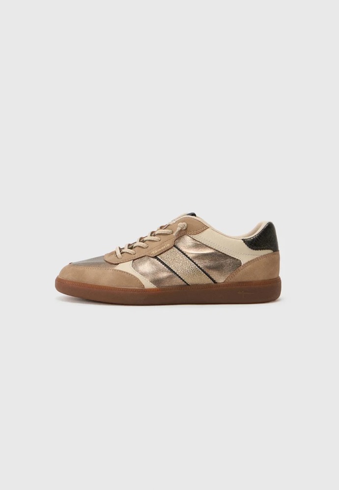 Look můžete doplnit teniskami se slavnostnějším nádechem. Tento model je od Tamaris a stojí 1700 Kč.