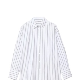 Úzké džíny proporčně vyváží volnější vršek, třeba jako je tato košile od značky Stradivarius, kterou koupíte za 549 Kč.