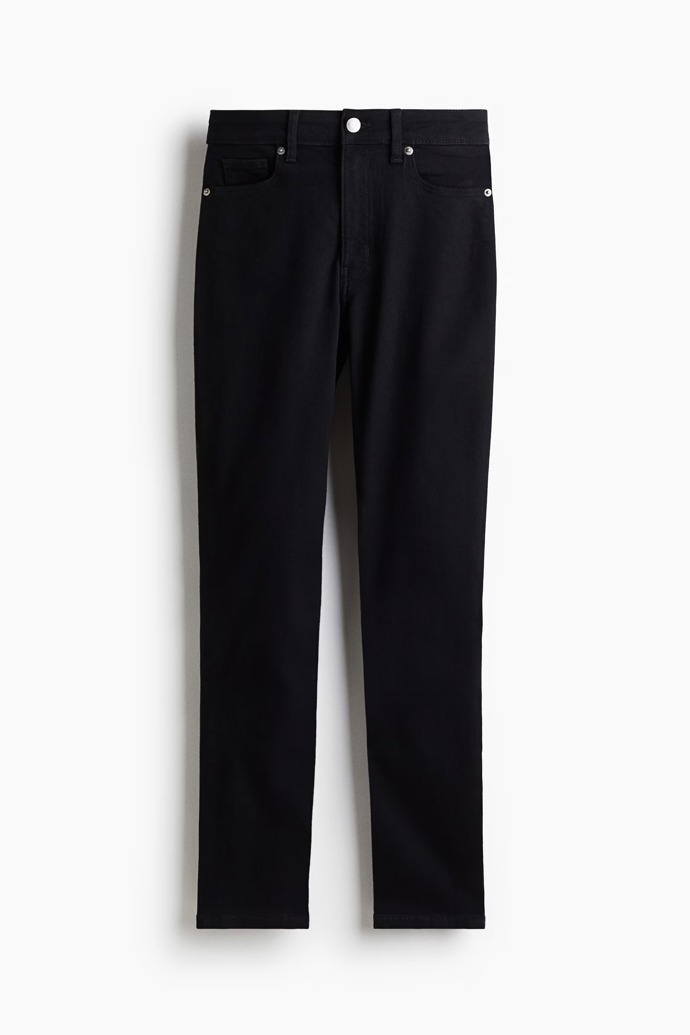 Černé džíny s vysokým pasem jsou nadčasové a univerzální. Tyto seženete u H&M za 479 Kč.