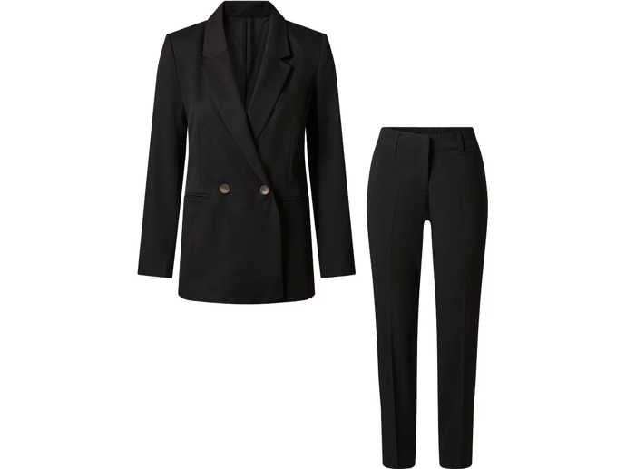 Sadu dámského blejzru a kalhot ve stylu Twiggy zakoupíte třeba u Lidlu za 799 Kč.