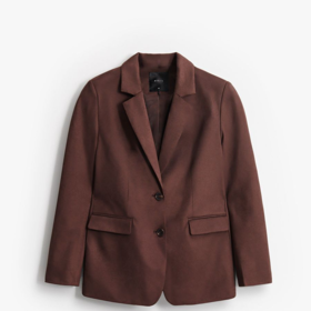 Sáhnout můžete i po sofistikovaném hnědém saku. Tento kousek má v nabídce značka Mohito za 1299 Kč