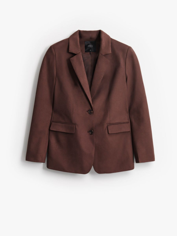 Sáhnout můžete i po sofistikovaném hnědém saku. Tento kousek má v nabídce značka Mohito za 1299 Kč