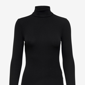 Stanislava Jachnická sako doplnila černým rolákem. Tento top s rolákovým límcem prodává značka ONLY za 609 Kč