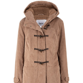 Pro chladnější dny se bude hodit polodlouhý kabát z manšestru. Tento model koupíte u Bonprix za 1799 Kč.