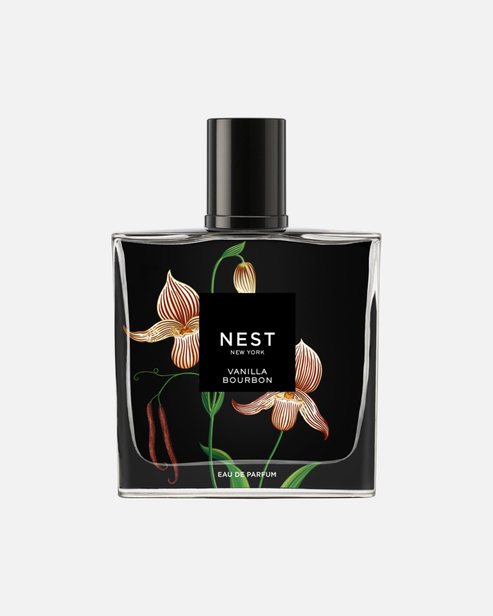 Parfémovaná voda Vanilla Bourbon od značky NEST NEW YORK je gurmánská vůně, ve které vzácná vanilková absolue kontrastuje s ovocnými, trpkými tóny hořkého pomeranče. Hnědý cukr pak dodává kompozici lehkou sladkost. Nechybí ani nuance cedru, nočního jasmínu a pižma. Parfém stojí 2011 Kč.