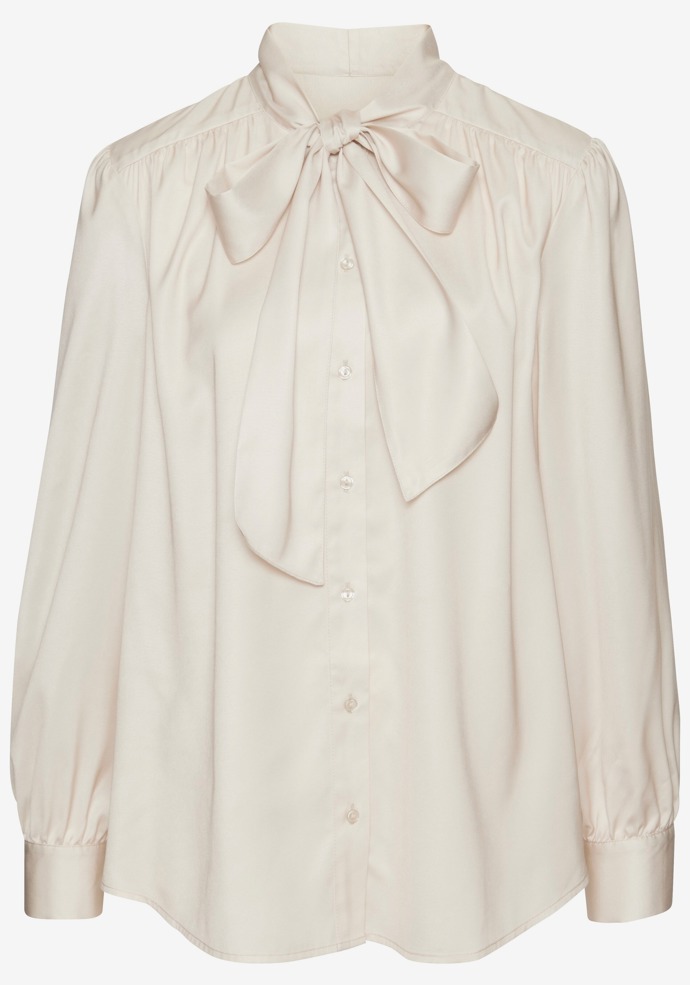 Outfit s béžovým nebo hnědým manšestrovým kabátem můžete jako zpěvačka Monika Absolonová doplnit halenkou s vázačkou. Tento kousek má v nabídce značka LASCANA a vyjde na 1240 Kč.