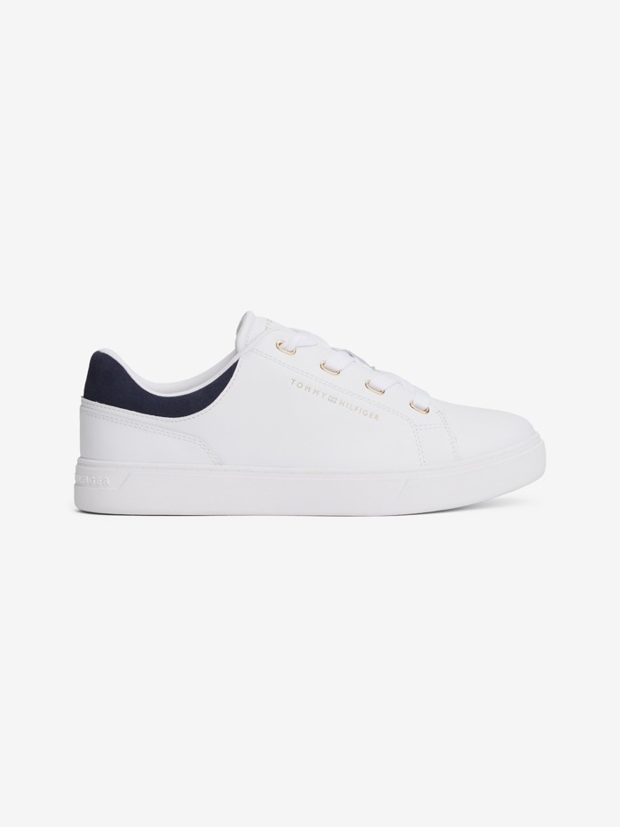 Tenisky a džíny patří mezi nesmrtelné kombinace. Tento model prodává Tommy Hilfiger za 2649 Kč.