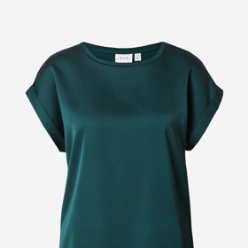 Podobnou saténovou halenku s krátkým rukávem má v nabídce značka VILA za 699 Kč.
