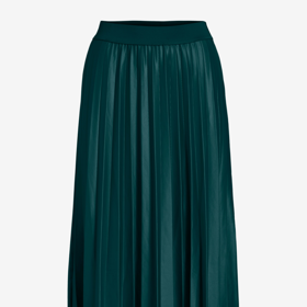 Sukni s plisováním, která díky pružnému pasu zdůrazní vaše křivky a vyrovná volnější vršek, prodává značka VILA za 1079 Kč.
