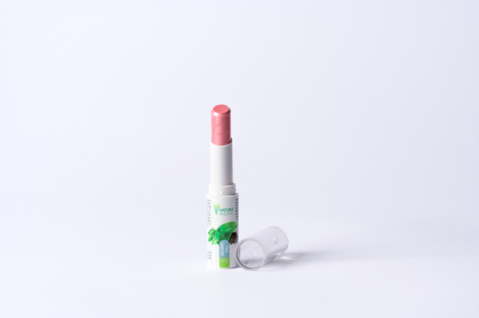 Regenerační balzám na rty s vitamíny A, B5, E a bambuckým máslem, aloe vera a makadmiovým olejem, Natura Medic, 119 Kč