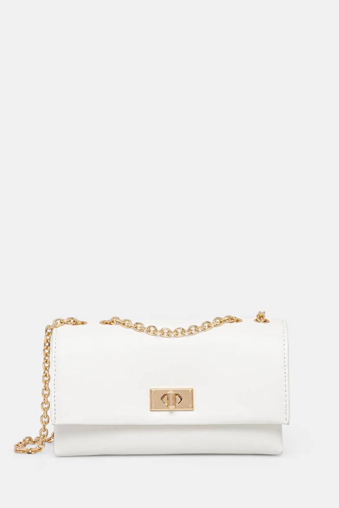 Šaty můžete podobně jako herečka doplnit bílou crossbody kabelkou se zlatý řetízkem. Tento model je od značky ALDO a stojí 1499 Kč
