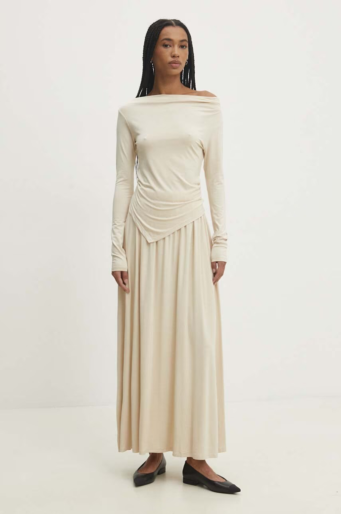 Asymetrické detaily mají třeba tyto šaty od Answearl.LAB, které koupíte za 1799 Kč.