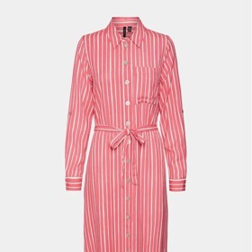 Markéta Hrubešová ukázala, že výraznější barvy a proužky nejsou tabu ani pro padesátnice. Tyto košilové šaty v podobném stylu prodává Vero Moda, za 860 Kč