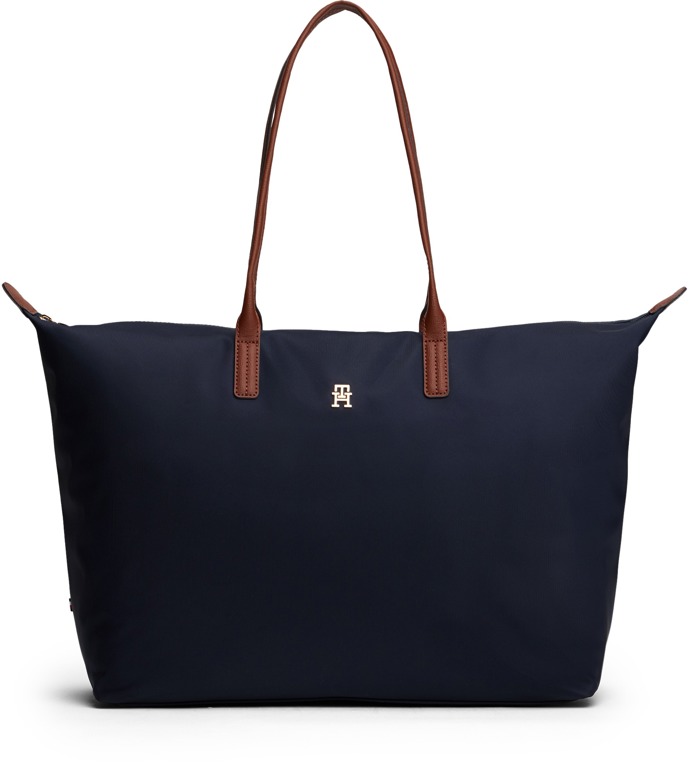 Podobně jako Christel Lilly můžete look doplnit prostornou tmavomodrou kabelkou s hnědými detaily. Tento model je od Tommy Hilfiger a vyjde na 2790 Kč.