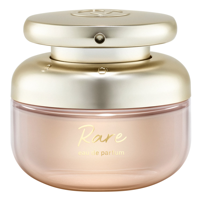 Parfém Rare od značky Rare Beauty založené zpěvačkou a herečkou Selenou Gomez, se perfektně hod pro vrstvení. Tato hřejivá vůně se vyznačuje kořeněným nádechem, který se snoubí s karamelem, pistácií, vanilkou, zázvorem  a zemitým santalovým dřevem. Parfém seženete za 1990 Kč.