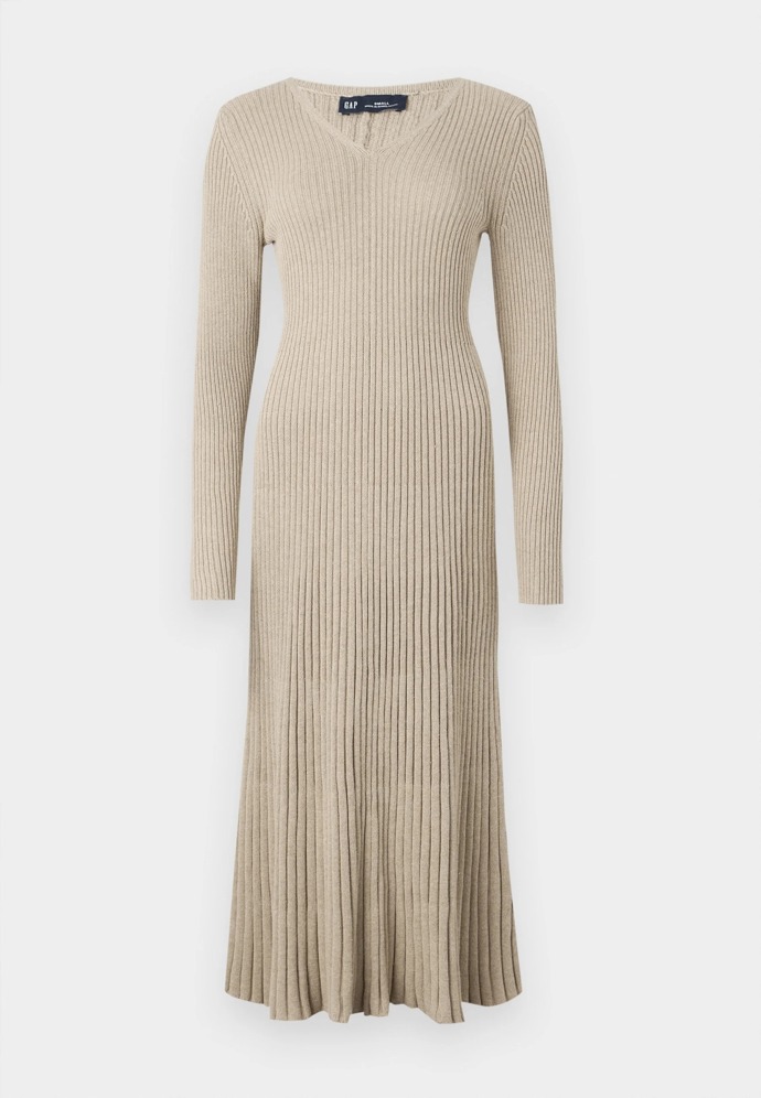Pro chladnější podzimní dny si můžete pořídit i pletené šaty s plisováním. Tento kousek seženete u GAP za 2290 Kč