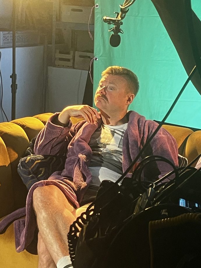 Filip Kaňkovský na gauči.