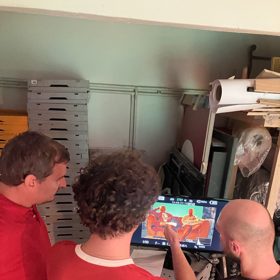 Štáb kontroluje natáčení.