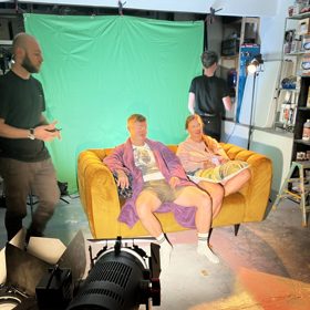 Kristýna Leichtová a Filip Kaňkovský natáčeli klipy proti dezinformacím.