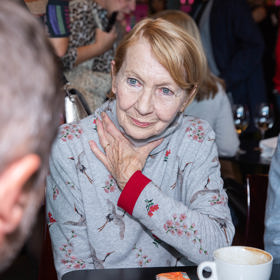 Herečka Daniela Kolářová neměla rozhodně lehké dětství. Bylo poznamenané odchodem jejího otce, který rodinu opustil, když byl Daniele jeden rok. Nemohla si tedy ani pamatovat, jak vypadal.