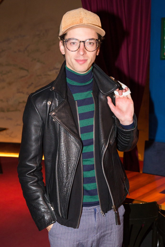 Cina má ve svém podzimním šatníku také roláky, které nosí třeba spolu s koženým křivákem a módní kšiltovkou.