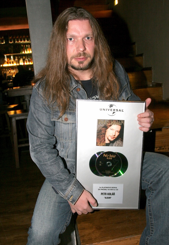 Rocker přiznává, že o vlasy mu pravidelně pečuje kadeřnice a doma má několik šamponů. 