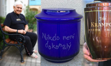Skutečná urna Jiřího Krampola: Unikla její podoba, hrnec Nikdo není dokonalý byl fejk