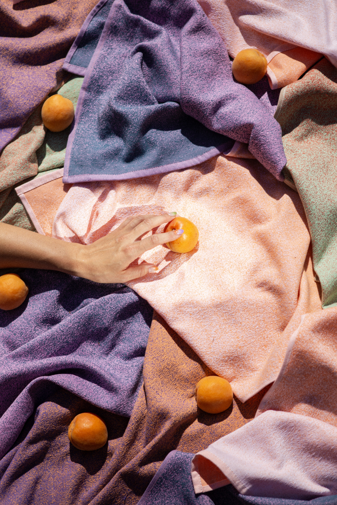 Západ a východ slunce, který probouzí emoce. Nové kolekce utěrek od Potten & Pannen – Staněk mění kuchyň v místo s uměleckým přesahem 