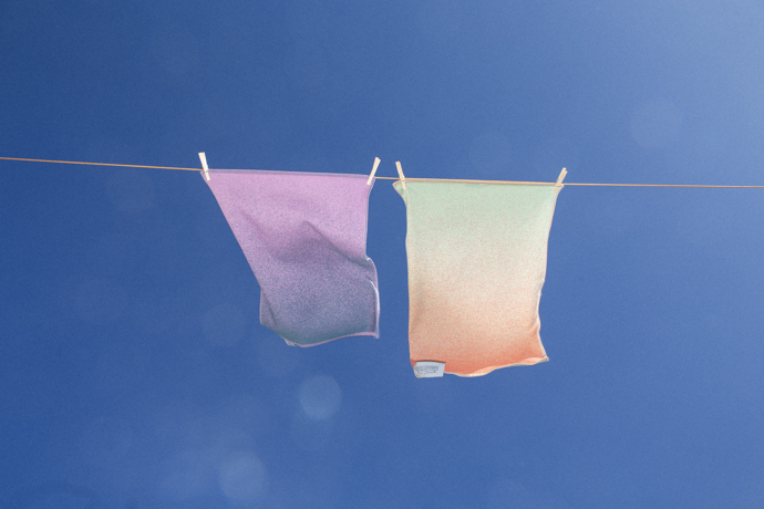 Západ a východ slunce, který probouzí emoce. Nové kolekce utěrek od Potten & Pannen – Staněk mění kuchyň v místo s uměleckým přesahem 