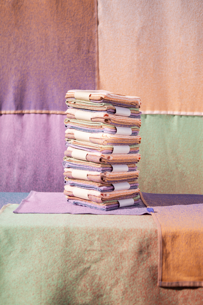 Západ a východ slunce, který probouzí emoce. Nové kolekce utěrek od Potten & Pannen – Staněk mění kuchyň v místo s uměleckým přesahem 