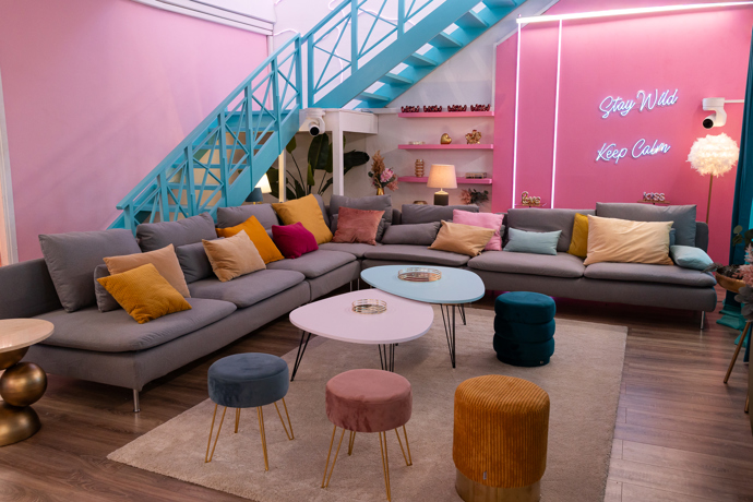 Tvůrci show tentokrát zvolili novou lokaci a postavili vilu, která propojuje moderní design.