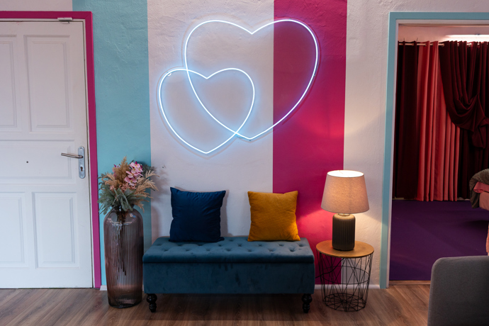 Tvůrci show tentokrát zvolili novou lokaci a postavili vilu, která propojuje moderní design.